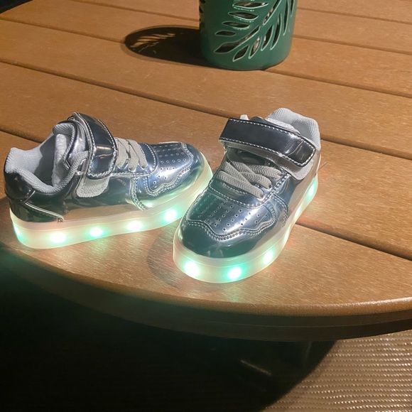 - Kids shoes with Led lights. Rechargeable. Brand new. USB cord included! - Picture 7 of 7